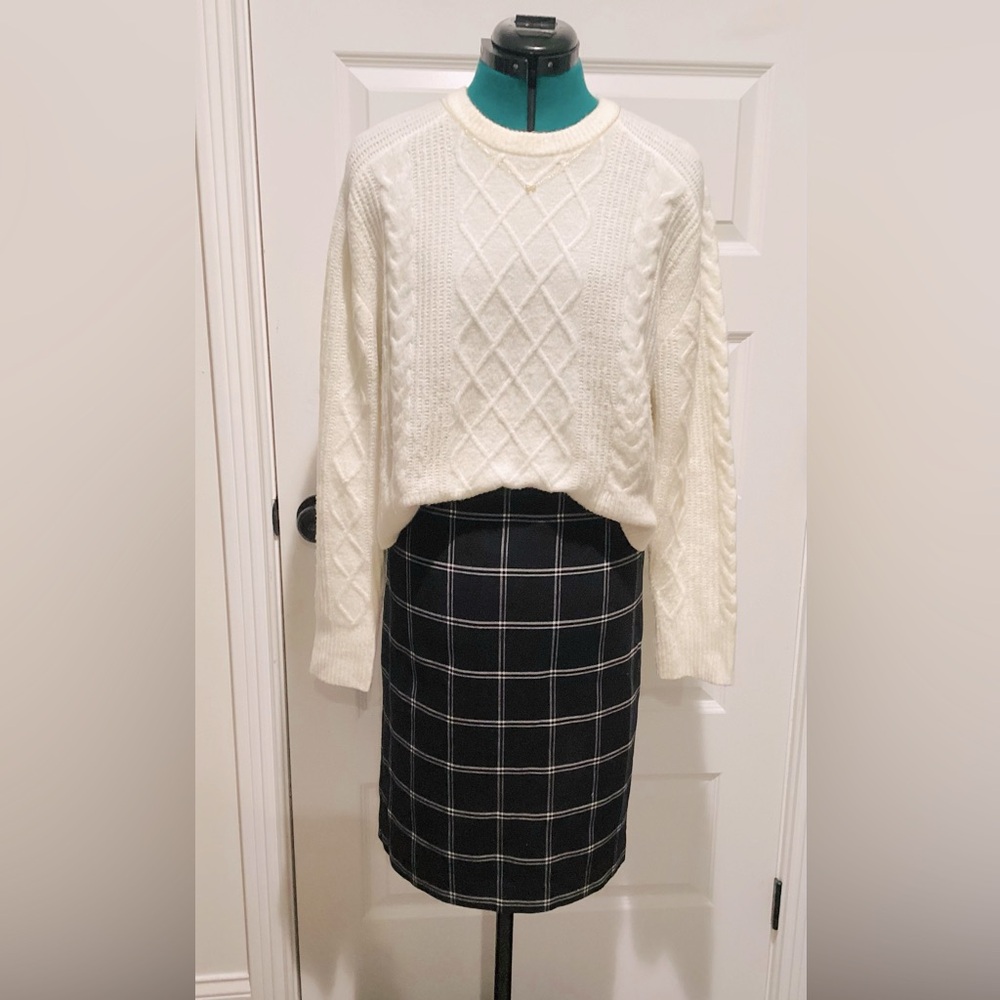 The Main Street Exchange Black and White Checkered Modest Pencil Skirt Size 6
